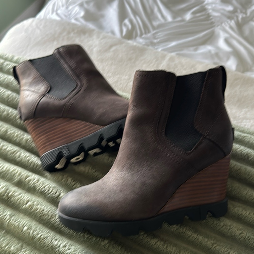 NWOT Sorel wedge boots size 7